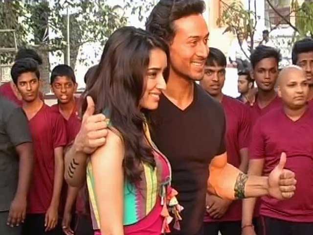 'बाघी' में जबरदस्‍त एक्‍शन करते दिखेंगे अभिनेता टाइगर श्रॉफ