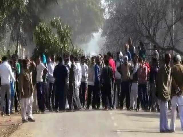 जाट आंदोलन : भिवानी में हुड़दंगियों ने पुलिस चौकियां फूंकीं