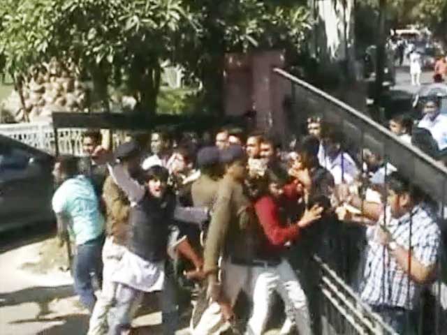 ABVP Members Storm Gwalior Event Hosting JNU Professor