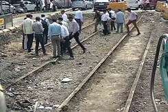 मुंबई को याद आई ट्राम, सड़क की खुदाई में दिखीं पटरियां मुंबई को याद आई ट्राम, सड़क की खुदाई में दिखीं पटरियां