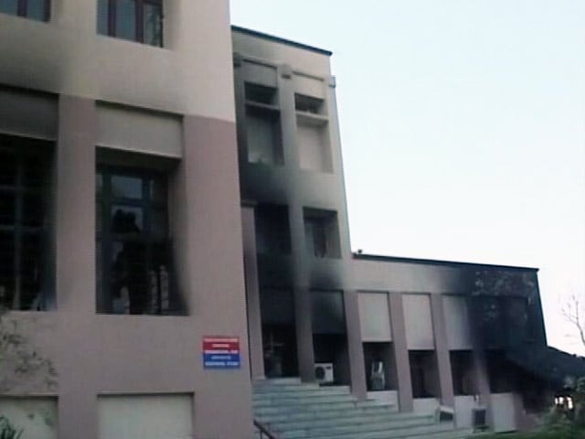 रोहतक : जाट प्रदर्शनकारियों ने स्कूल को जलाया