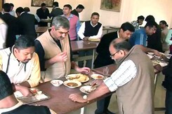 संसद की कैंटीन में सब्सिडी बंद, तीन गुना तक महंगा हुआ खाना संसद की कैंटीन में सब्सिडी बंद, तीन गुना तक महंगा हुआ खाना