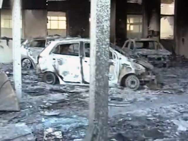 रोहतक में जाट प्रदर्शनकारियों ने कार का शोरूम जलाया