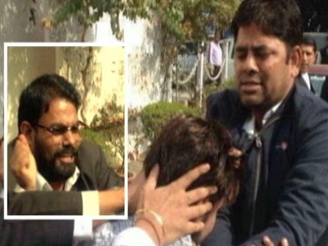 Video : पत्रकारों पर हमला करने वाले वकील यशपाल सिंह गिरफ्तार, फिर जमानत