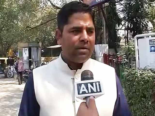 वकील विक्रम चौहान हुए तिलक मार्ग थाने में पेश