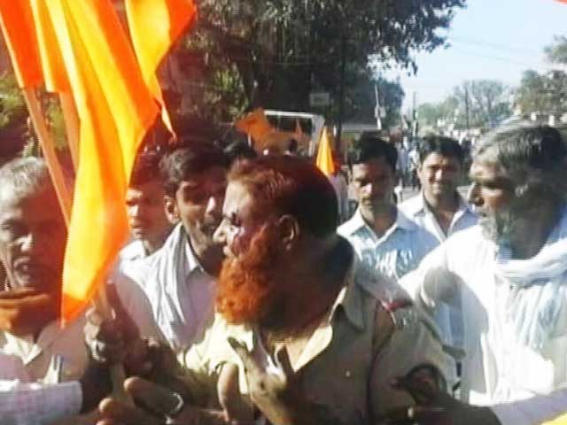 लातूर में पुलिसकर्मी से बदसलूकी पर बढ़ा बवाल