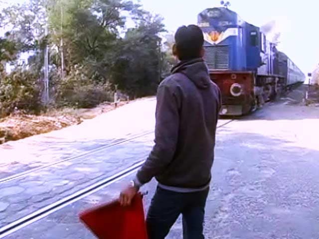 Video : ग्रामीण इलाकों में आज भी नहीं सुधरी हैं रेलवे की सुविधाएं