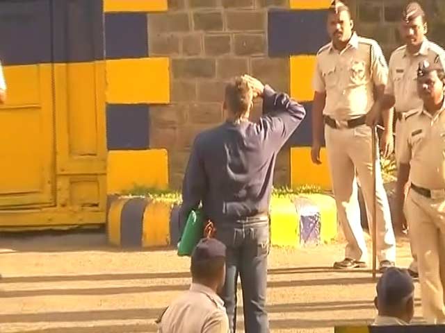 Video : Sanjay Dutt Walks Out Of Pune's Yerwada Jail With A Salute