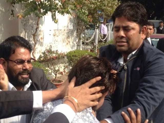 Videos : पटियाला हाउस मामले में 'बवाली' वकीलों, केंद्र सरकार व दिल्ली पुलिस को नोटिस