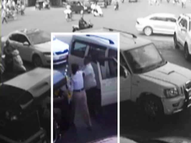 ठाणे : गाड़ी चालाते हुए मोबाइल पर बात करने से रोका तो सरेआम महिला पुलिसकर्मी को पीटा