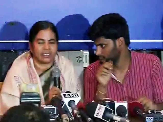Videos : रोहित वेमुला की मां से कथित धक्कामुक्की का वीडियो सामने आया
