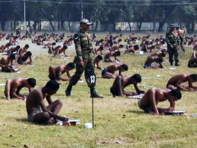 बिहार : वे आए थे आर्मी में भर्ती का एग्ज़ाम देने, लेकिन उतरवाए कपड़े!