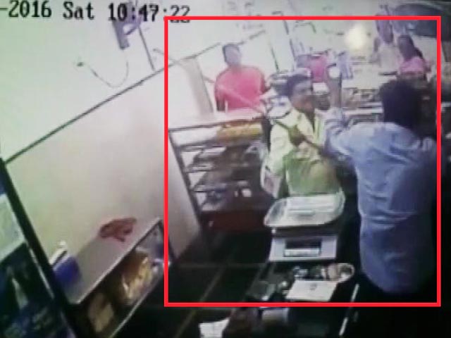Videos : वड़ा-पाव देने में देर होने पर शिवसेना नेता ने दुकानदार को पीटा
