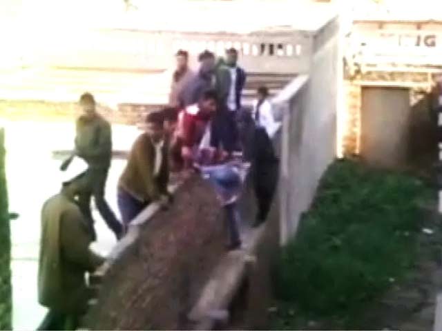 मथुरा में नकल का खुला खेल, 9 लोग सस्‍पेंड किए गए