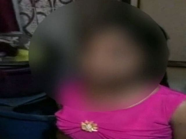 Videos : मुंबई पुलिस ने नाबालिग बच्ची को दो महिला दलालों से बचाया