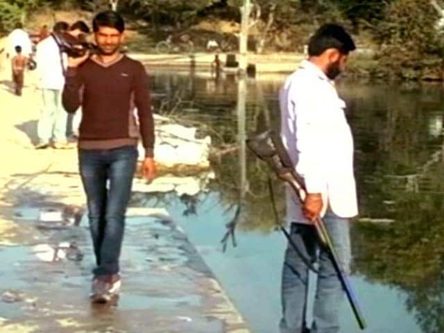 Video : सूखाग्रस्त बुंदेलखंड की हकीकत : तालाब पर तैनात किए गए बंदूकधारी