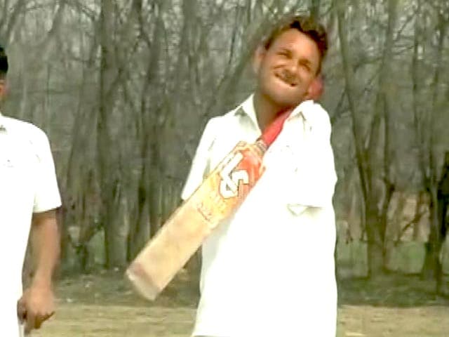 Videos : आत्मविश्वास की मिसाल : दोनों हाथ नहीं है, फिर भी क्रिकेट खेलते हैं आमिर...