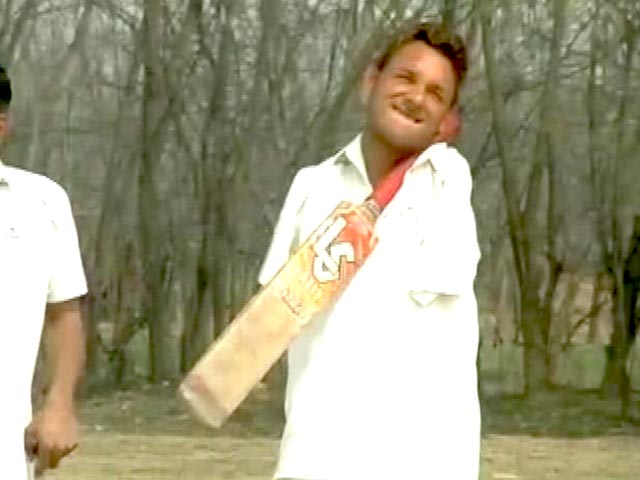 आत्मविश्वास की मिसाल : दोनों हाथ नहीं है, फिर भी क्रिकेट खेलते हैं आमिर...