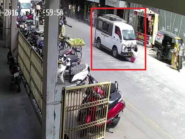 कैमरे में कैद : ड्राइवर की हत्या की कोशिश, मिनी ट्रक से 500 मीटर तक घसीटा