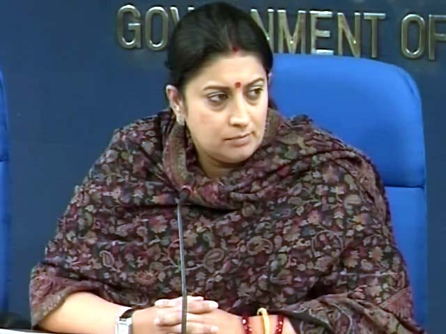 यमुना एक्सप्रेस वे पर सड़क हादसे में स्मृति ईरानी बाल बाल बचीं