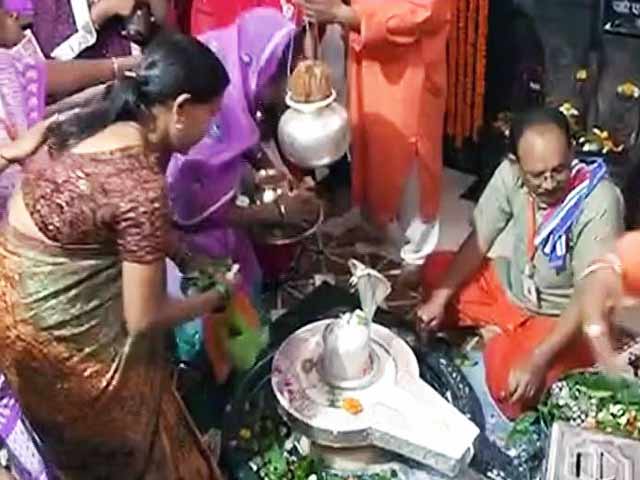 महाशिवरात्रि पर्व पर देश भर के मंदिरों में शिव पूजा