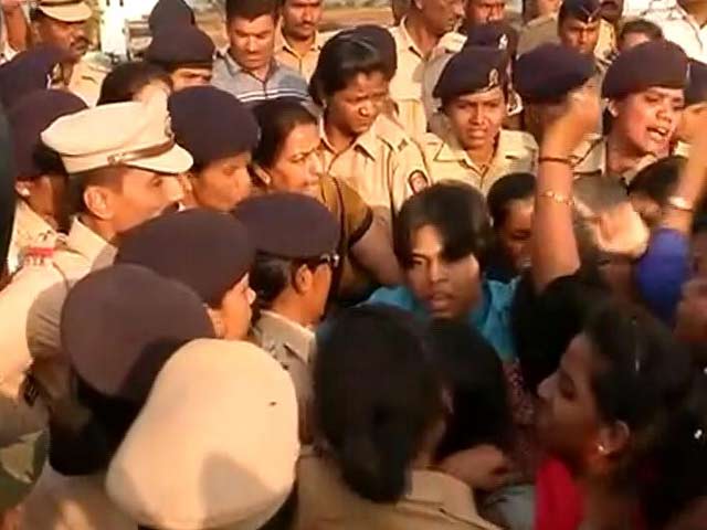 त्र्यंबकेश्वर मंदिर में प्रवेश करने की कोशिश कर रहीं महिलाओं को पुलिस ने रोका
