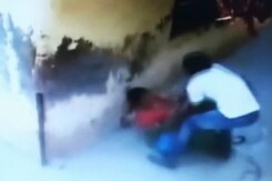 कैमरे में कैद : बैग छीन कर भाग रहे बदमाश से भिड़ गई महिला टीचर कैमरे में कैद : बैग छीन कर भाग रहे बदमाश से भिड़ गई महिला टीचर