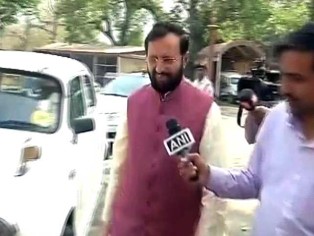 रविशंकर के कार्यक्रम के बारे में सवालों से बचते दिखे प्रकाश जावड़ेकर रविशंकर के कार्यक्रम के बारे में सवालों से बचते दिखे प्रकाश जावड़ेकर