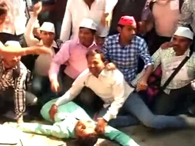 लखनऊ : वेतन बढ़ाने की मांग को लेकर लाठीचार्ज