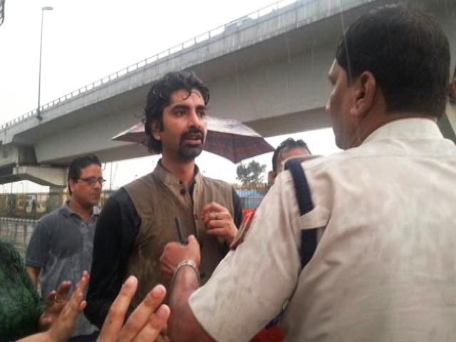 श्री श्री के कार्यक्रम का विरोध करने वालों ने लगाया मारपीट का आरोप