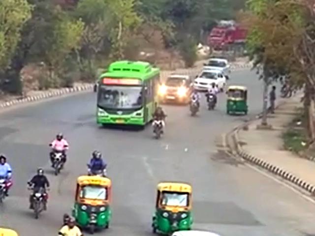 बारिश के साए में श्री श्री के कार्यक्रम का दूसरा दिन, ट्रैफिक सामान्य