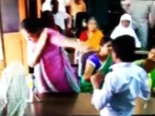 Videos : कैमरे में कैद हुई पार्षद की करतूत, सबके सामने जड़े महिला को थप्पड़