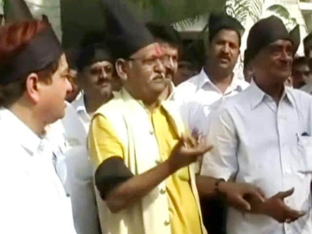 Videos : आगरा में बीजेपी विधायक ने भीड़ के सामने उड़ाया अरुण जेटली का मजाक