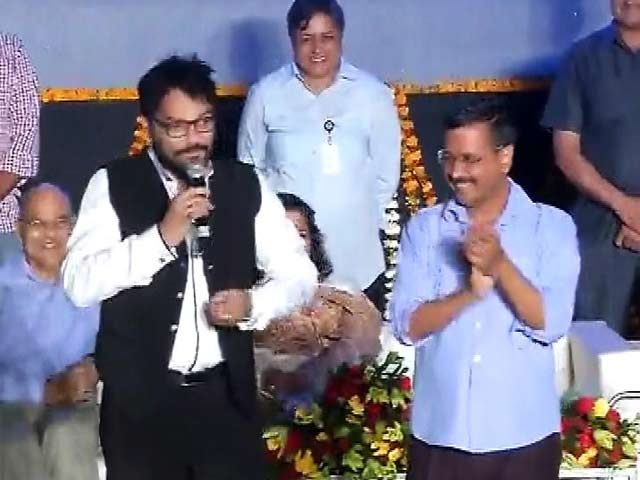 Video : जब बीजेपी नेता बाबुल सुप्रियो ने गाया अरविंद केजरीवाल के लिए गाना