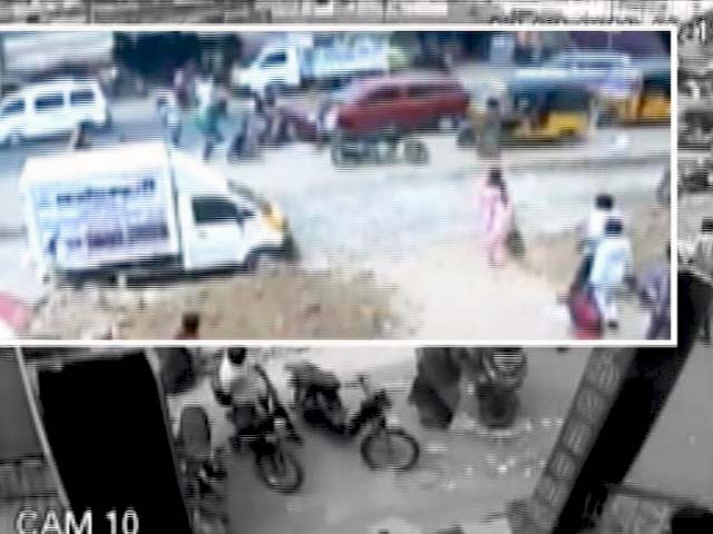कैमरे में कैद : तमिलनाडु में दंपति पर दिनदहाड़े बर्बर हमला, पति की मौत