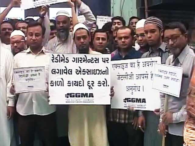 गुजरात में गारमेंट व्यापारियों की हड़ताल, ज्वैलर्स पहले से ही हड़ताल पर