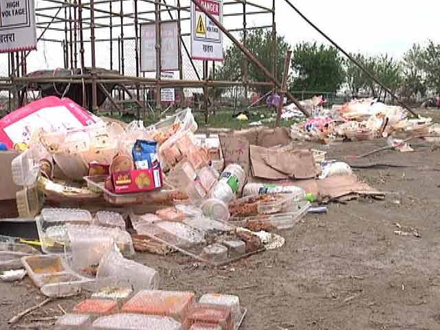 कार्यक्रम के बाद यमुना किनारे पसरा है कूड़ा, क्या सफाई का वादा पूरा करेंगे श्री श्री?