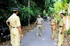 केरल में घर से खींचकर कांग्रेस कार्यकर्ता की हत्या केरल में घर से खींचकर कांग्रेस कार्यकर्ता की हत्या