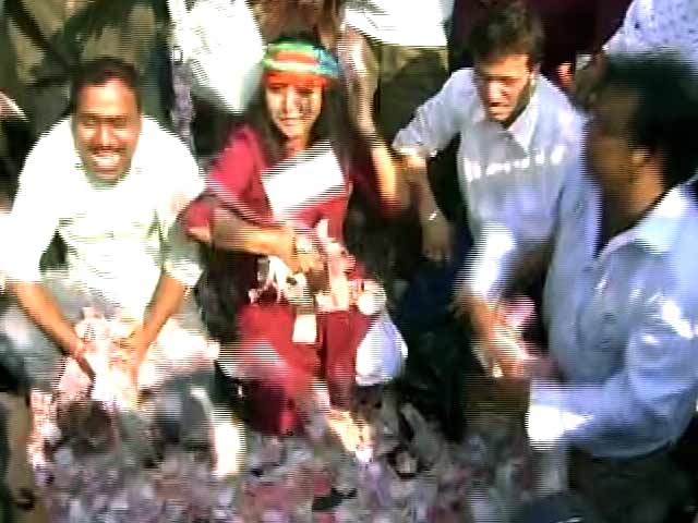 यूथ कांग्रेस ने प्रदर्शन के दौरान कोलकाता में उड़ाए नकली नोट