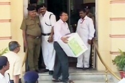 बिहार विधानसभा : विधायकों को गिफ्ट देने की परंपरा पर जल्द लगेगी रोक! बिहार विधानसभा : विधायकों को गिफ्ट देने की परंपरा पर जल्द लगेगी रोक!