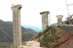 कोंकण रेलवे चिनाब नदी पर बना रहा है दुनिया का सबसे ऊंचा पुल कोंकण रेलवे चिनाब नदी पर बना रहा है दुनिया का सबसे ऊंचा पुल