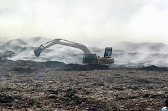 देवनार डंपिंग ग्राउंड में लगी आग पर काबू पाने के प्रयास जारी, धुएं से लोग बेहाल देवनार डंपिंग ग्राउंड में लगी आग पर काबू पाने के प्रयास जारी, धुएं से लोग बेहाल