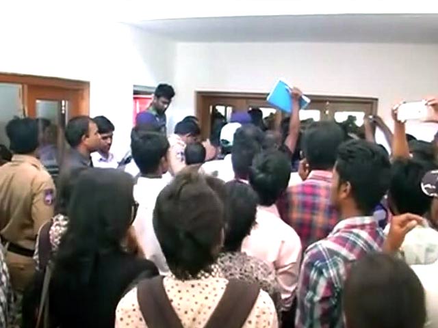 हैदराबाद यूनिवर्सिटी के वाइस चांसलर के खिलाफ प्रदर्शन
