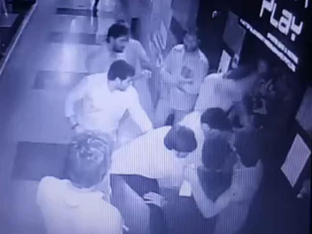 Video : Gurgaon Mall Cameras Show Man Being Thrashed By Pub's Bouncers