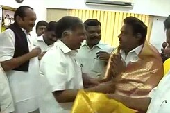 Tamil Nadu's Captain Runs For Chief Minister: Vijaykanth Strikes Alliance Tamil Nadu's Captain Runs For Chief Minister: Vijaykanth Strikes Alliance