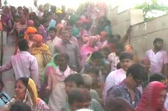 देश पर चढ़ा होली का रंग देश पर चढ़ा होली का रंग