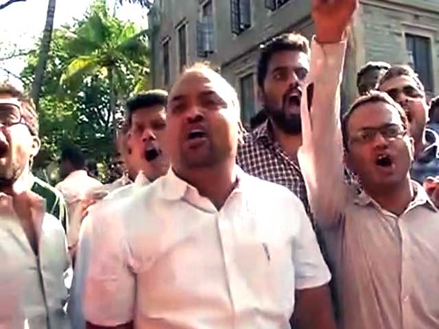 Videos : पुणे फर्ग्युसन कॉलेज : हंगामे में अज्ञात लोगों के ख़िलाफ़ दंगा फैलाने का मामला दर्ज