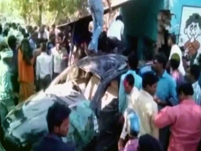 तेज रफ्तार कार एक घर में जा घुसी, पांच लोगों की मौत