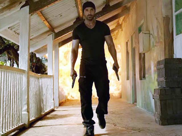 फ़िल्म रिव्यू : 'रॉकी हैंडसम' की कहानी में कोई ताज़गी नहीं...