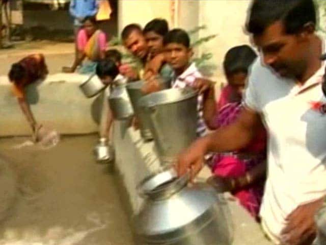 Video : Beed's Inhuman Water Scramble: 2 Buckets For 4 Days